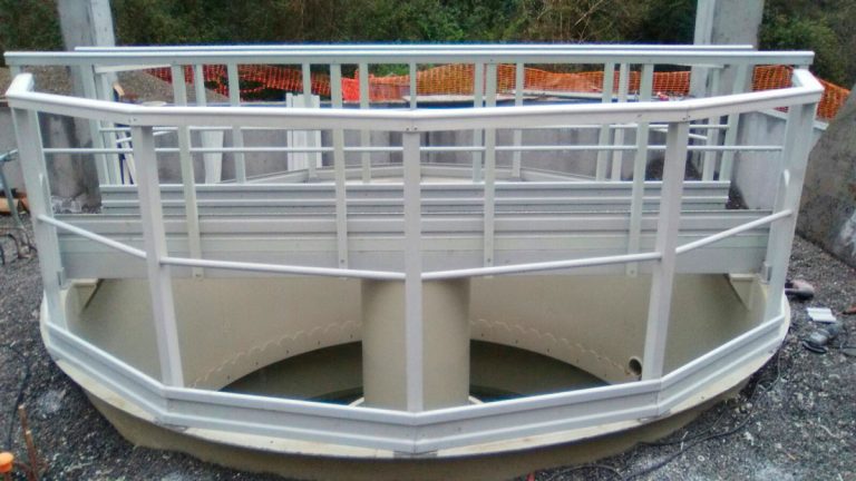 Suministro e instalacion de Tramex Barandilla y escalera en material de PRFV homologado para acceso y seguridad decantadores de fangos suministrados