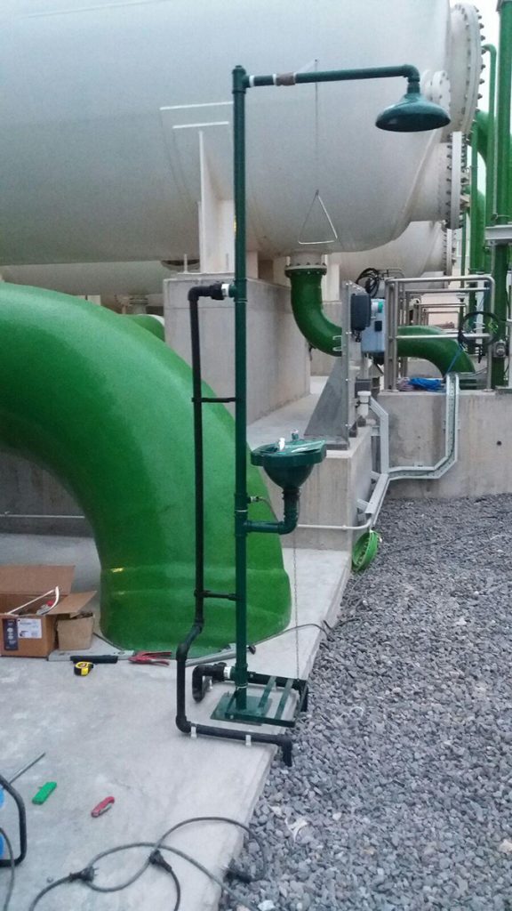 Instalación en material de PE 100 PN 10 de tuberías y accesorios para línea reactivos, agua osmotizada