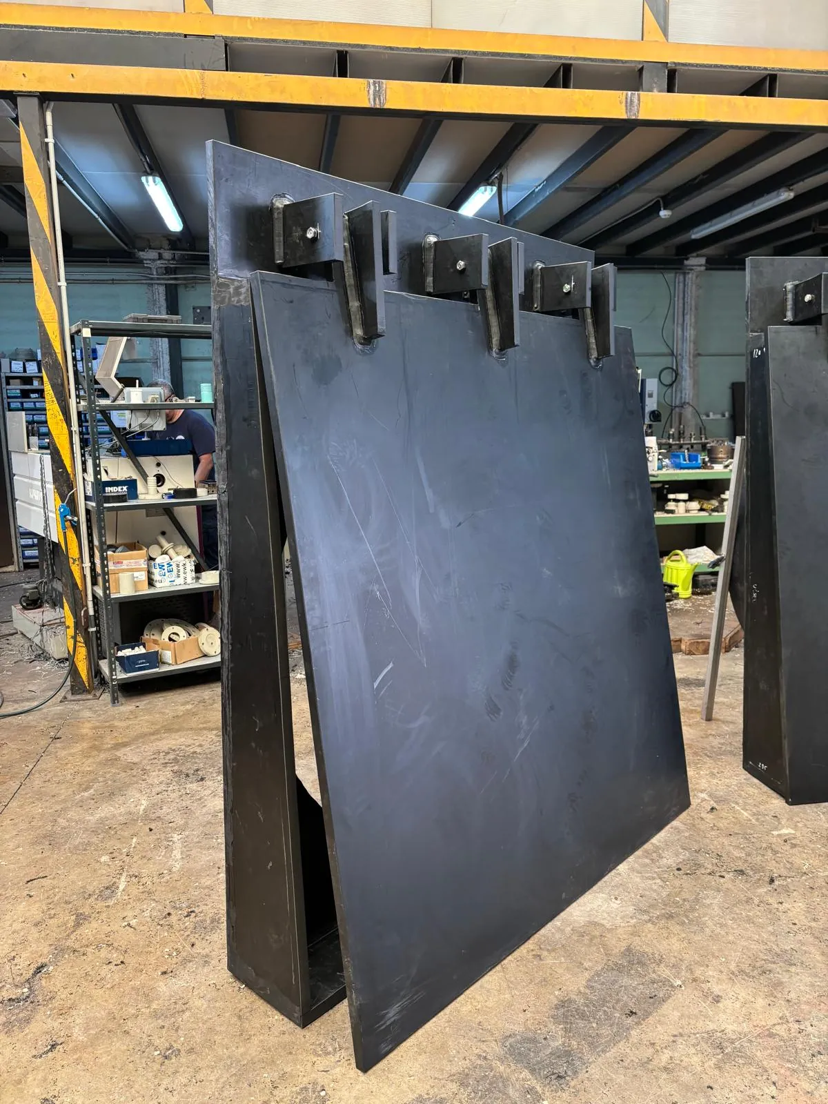 Válvula de clapeta de PE 100 fabricada a medida, con tapa abatible y bisagras, en el taller de Europlásticos