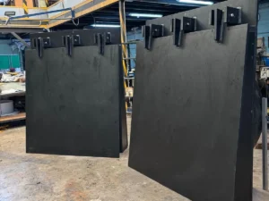 Dos válvulas de clapeta de PE 100 fabricadas a medida para acequia, en el taller de Europlásticos